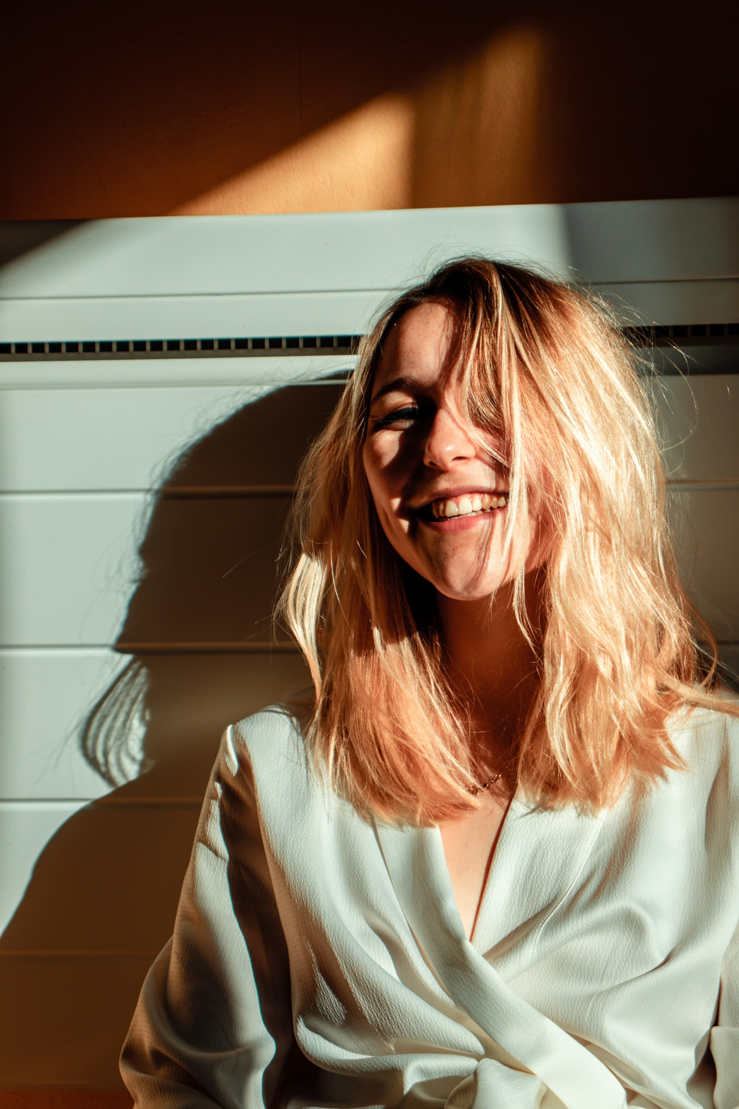 Paciente sorrindo à luz natural de uma janela